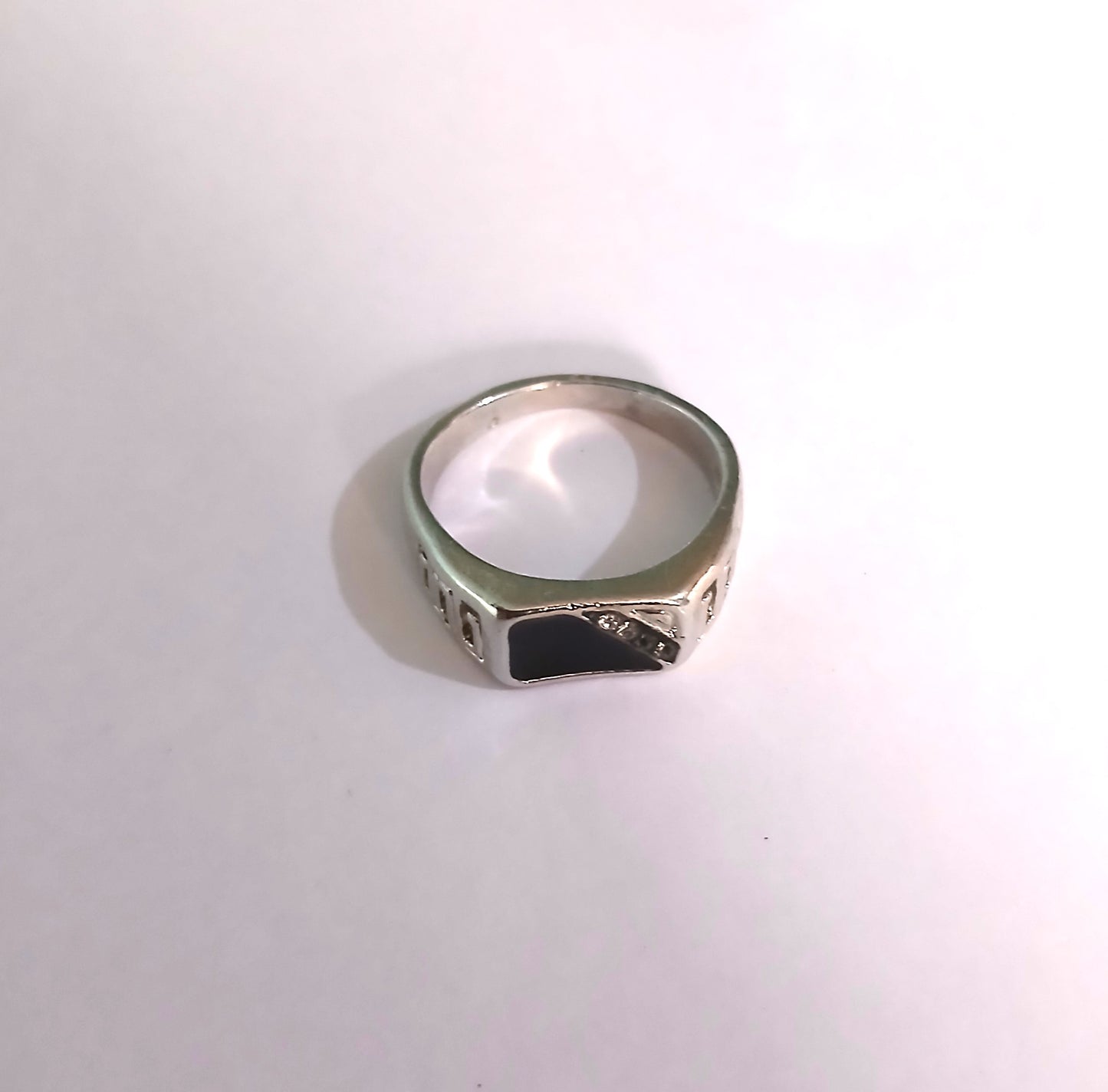 Elegant Silver Ring with a Polished, Shiny Finish