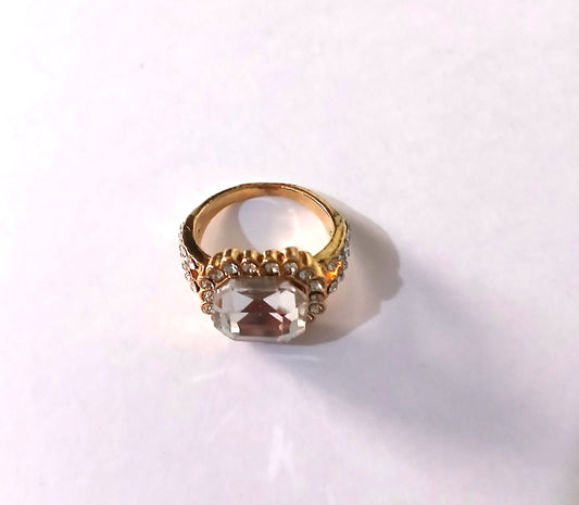 Fashion Ring with a Refined Gold-Colored Band, Sparkling Topaz Gemstones.
